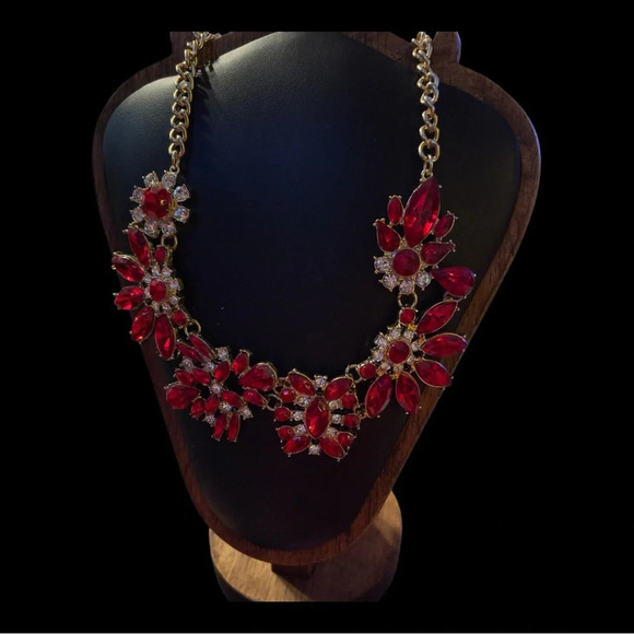 ❤️✨ Meet “The Scarlet Bloom Statement Necklace” ✨❤️ - Picture 3 of 7
